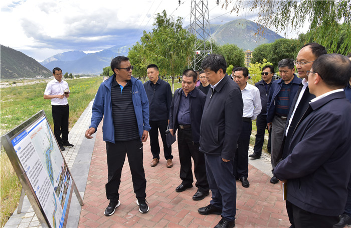 敖刘全专题调研城市规划建设工作 .jpg