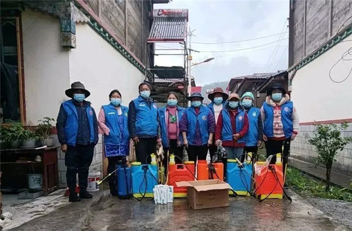 墨脱镇德吉社工协会在亚东村开展消毒活动 .png